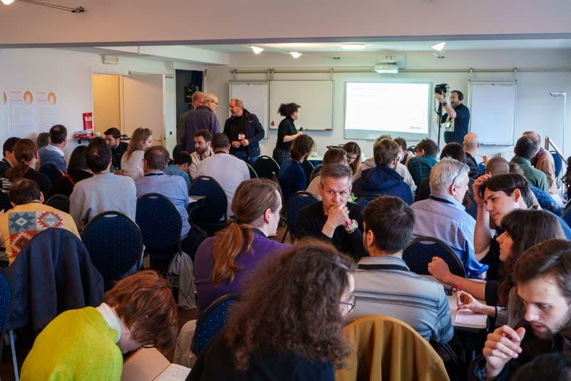 Attendees discussing during PauseCon Brussels